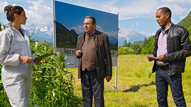 Gustl Herzog (Komparse, liegend), der Souvenirkönig von Berchtesgaden, wird erstochen aufgefunden. Beissl (Andreas Giebel, 2. von rechts), Jerry (Peter Marton, rechts) und die "Spusi" Sonja Bitterling (Genoveva Mayer, links) untersuchen den Tatort. | Bild: ARD/BR/Lucky Bird Pictures/Thomas Neumeier