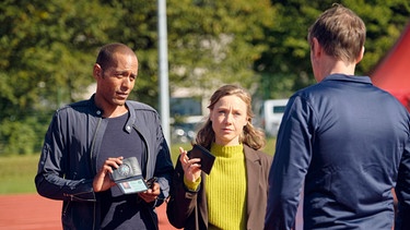 Die Kommissare Jerry Paulsen und Sophia Strasser stellen sich dem Trainer Christoph Schaub vor. | Bild: ARD / Savoy Film Productions