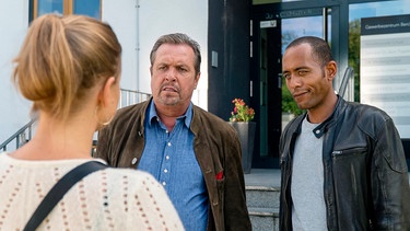 Jerry Paulsen (Peter Marton) und Benedikt Beissl (Andreas Giebel) sind überrascht Johanna (Ines Lutz) vor der Kosmetik-Oase anzutreffen. | Bild: ARD/Lucky Bird Pictures / Angela M. Schlabitz