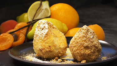 Marillenknödel mit Butterbröseln und Vanillesoße | Bild: BR