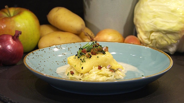 Kartoffelmaultaschen mit Leberwurst und Apfel-Spitzkraut | Bild: BR