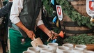 Münchens Oberbürgermeister Dieter Reiter zapfte mit nur zwei Schlägen im Schottenhamel-Festzelt das erste Fass Wiesn-Bier an. | Bild: BR/Raphael Kast