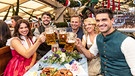 21.09.2024, (von li. nach re.): Sophie Grund, Andi Christl, Michael Sporer, Susi Wiesner, Dominik Glöbl im Schottenhammel-Festzelt.  | Bild: BR/Markus Konvalin