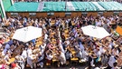 21.09.2024, Besucher an Bänken vor dem Schottenhammel-Festzelt bei strahlendem Sonnenschein | Bild: BR/Markus Konvalin