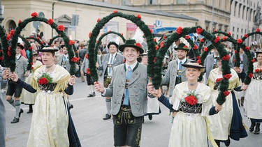 Heimat- und Gebirgstrachtenverein D'Lustinga Isartaler, München: Den ersten Oktoberfest Trachten- und Schützenzug nach dem Zweiten Weltkrieg haben 1949 D‘Lustinga Isartaler aus München organisiert. Seither sind sie selbstverständlich immer dabei. Sie tragen aber kein Münchner Bürgergewand, sondern eine Miesbacher Gebirgstracht. | Bild: BR/Simon Heimbuchner