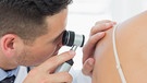 Hautarzt mit Dermatoskop | Bild: BR / stock.adobe.com / WavebreakmediaMicro