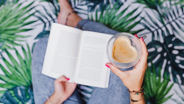 Junge Frau mit Buch und Kaffee | Bild: picture alliance / Westend61 / Eva Blanco