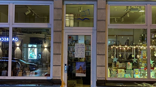 Weihnachtliches Schaufenster von einem Buchladen | Bild: BR/Sabine Abel