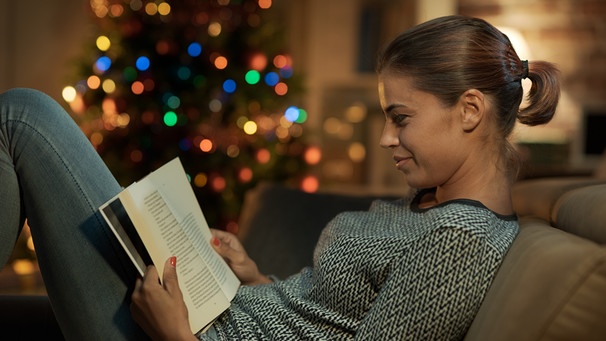 Frau auf dem Sofa mit Buch | Bild: Colourbox