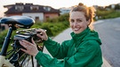 Junge Frau mit E-Bike | Bild: Colourbox