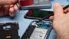 Reparatur eines Smartphones mit defektem Display | Bild: BR/dpa-Bildfunk/Christian Charisius