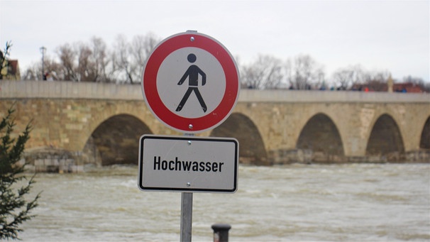 Schild "Hochwasser" | Bild: BR / Marcel Kehrer