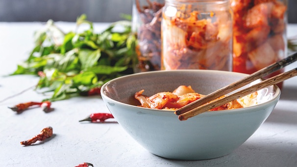 eine weiße Schale gefüllt mit Kimchi, fermentiertem Chinakohl | Bild: mauritius images / CuboImages / Natasha Breen