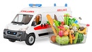 Vor Krankenwagen steht Einkaufskorb mit Lebensmitteln. | Bild: picture alliance