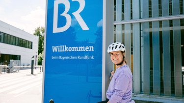 Katharina Kestler vor dem BR-Gelände in Freimann | Bild: BR / Cristina Naan