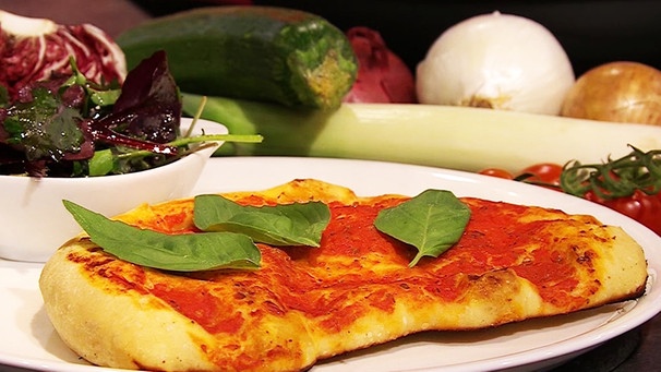 Pizza Calzone mit Blattsalaten | Bild: BR