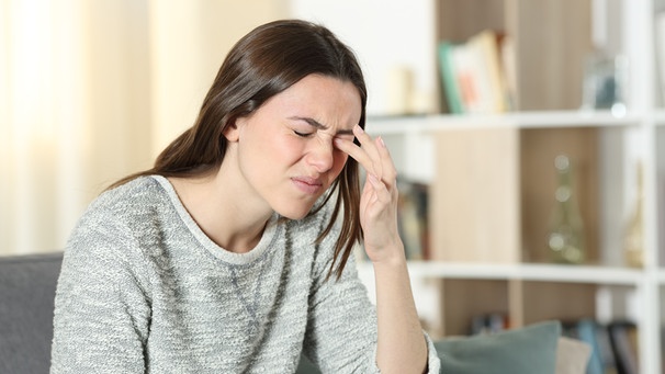 Eine Frau reibt sich die schmerzenden Augen | Bild: Colourbox