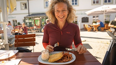 Nina Schlesener beim Essen im Klosterbräu Stüberl | Bild: BR/Nina Schlesener