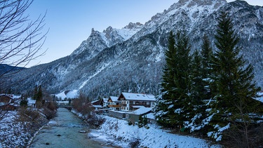 Start der Wanderung in Mittenwald | Bild: BR / Nina Schlesener