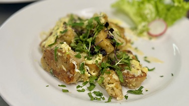 Knödel-Gröstl vom Serviettenknödel mit Ei, Nussbutter und Salat | Bild: BR/Andi Christl