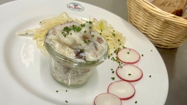 Hausgemachtes Griebenschmalz mit Krautsalat und Schwarzbrot | Bild: BR/Andi Christl