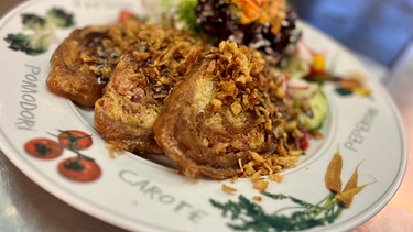 Hausgemachte Allgäuer Krautkrapfen mit Speck und buntes Salatbouquet der Saison  | Bild: BR/Andi Christl