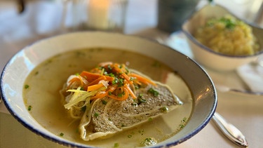 Hausgemachte Maultaschen mit Brühe, Gemüsestreifen und Kartoffelsalat | Bild: BR/Andi Christl