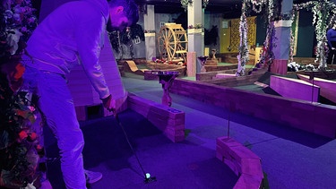 Indoor-Minigolf-Anlage  | Bild: BR/Andi Christl