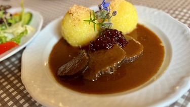 Fränkischer Sauerbraten mit Kartoffelklößen und Salatteller | Bild: BR/Andi Christl