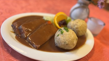 Hirschkalb-Braten mit Semmelknödel und gemischtem Salat | Bild: BR/Andi Christl