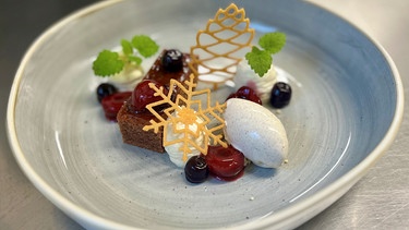 Omas Gewürzkuchen mit Tonkabohnen-Mousse, eingelegten Punsch-Kirschen und hausgemachtem Vanille-Mohnrahmeis | Bild: BR/Andi Christl