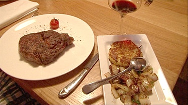 Rib-Eye-Steak mit Rösti und gebratenen Zwiebeln sowie Kräuter- und Chilibutter | Bild: BR/ Wir in Bayern