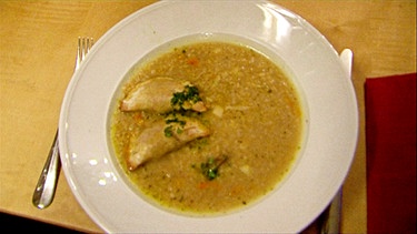 Wintersuppe. Gerstlsuppe mit Einlage: im Ofen gebackene Schlutzkrapfen aus Dinkelvollkornteig, gefüllt mit Topfen und Erdäpfel und Petersilienpesto. | Bild: BR/ Wir in Bayern