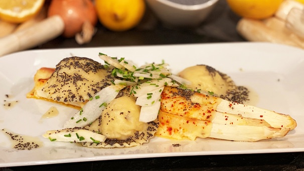 Spargel-Ravioli mit Mohnbutter | Bild: BR