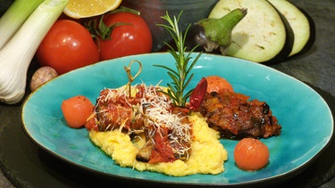 Zweierlei Aubergine mit Polenta und Tomatensoße | Bild: BR