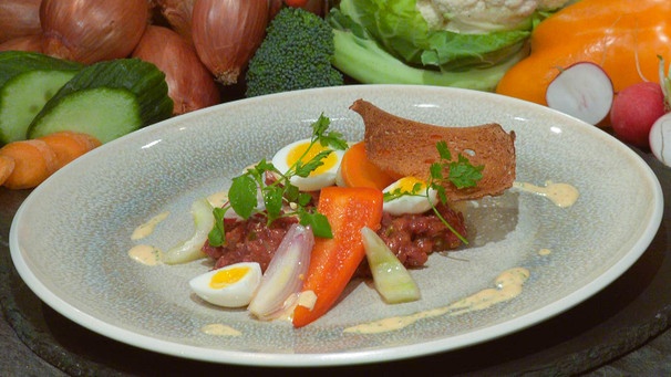 Beef Tatar mit scharfer Mayonnaise und Mixed Pickels | Bild: BR