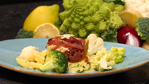 Bohnen-Nuss-Braten mit Rahmkartoffeln und dreierlei Kohl | Bild: BR