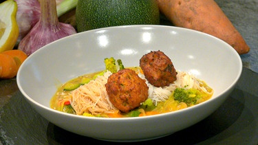 Gemüsecurry mit Reisnudeln und Süßkartoffel-Halloumi-Bällchen | Bild: BR