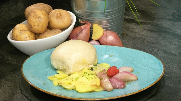 Herzhafte schwäbische Dampfnudeln mit Himbeeressig-Zwiebelschmelz | Bild: BR