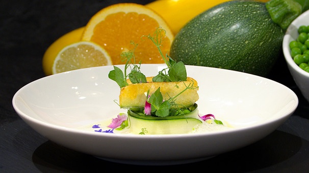 Erbsenflan mit zweierlei Zucchini und karamellisierter Sahne | Bild: BR