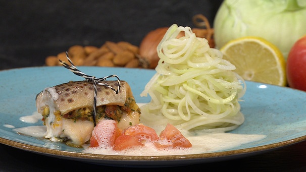 Gefüllte Forellenfilets mit Tomaten-Apfel-Pesto und Kokossoße | Bild: Wir in Bayern