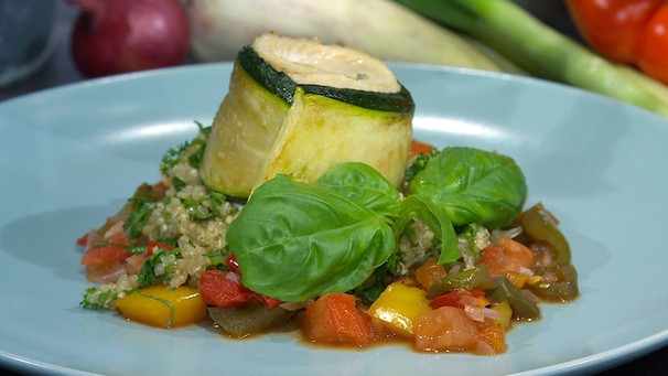 Forelle im Zucchinimantel mit Kräuter-Quinoa und Paprikagemüse | Bild: BR