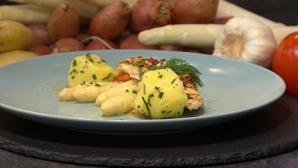 Fränkischer Spargelsalat mit Mandelforelle und Schnittlauchkartoffeln | Bild: BR