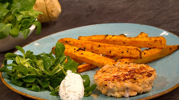 Lachsforellen-Pflanzerl mit Meerrettich-Dill-Creme, Süßkartoffel und Feldsalat | Bild: BR