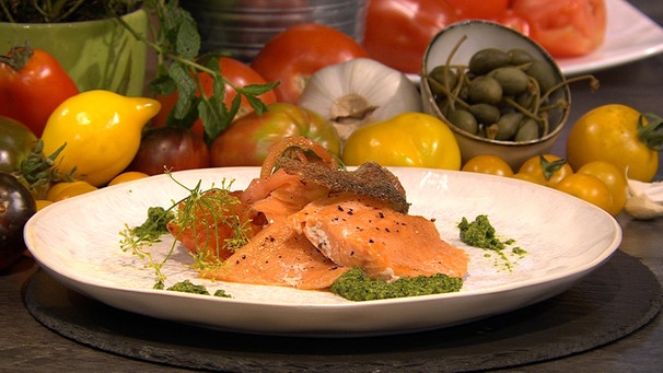 Lachsforelle mit Salsa Verde und gebratenen Tomaten | Bild: Wir in Bayern