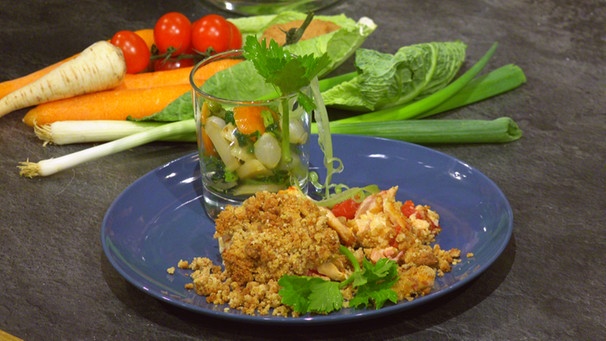 Räucherfisch-Crumble-Gratin mit warmen Wintergemüsesalat | Bild: BR