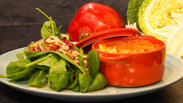 Saiblingslasagne-Töpfchen mit Spinatsalat | Bild: BR