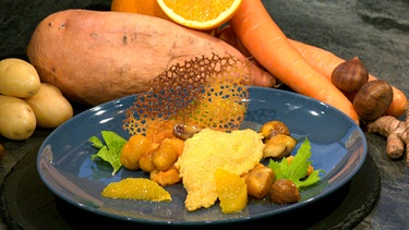 Schratzenfilets mit Süßkartoffel-Karotten-Stampf, Esskastanien, Kurkuma-Chips und Orange | Bild: BR