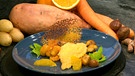 Schratzenfilets mit Süßkartoffel-Karotten-Stampf, Esskastanien, Kurkuma-Chips und Orange | Bild: BR