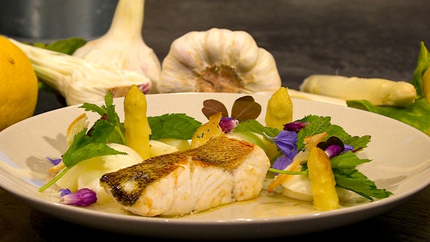 Zander mit Spargel, Holunder-Vinaigrette und Spargel-Mousse | Bild: BR